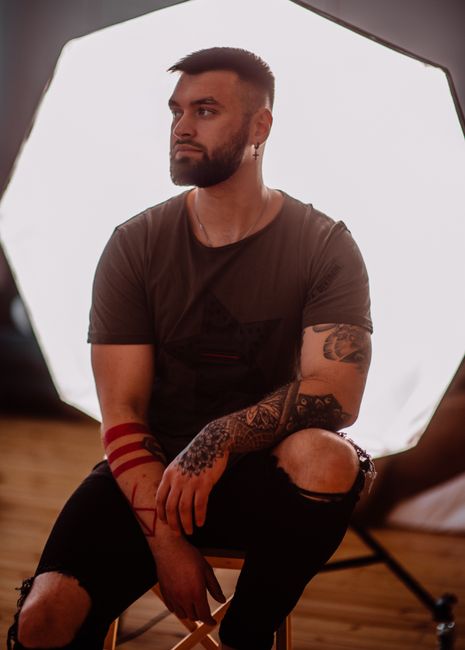 Retrato de Dante Ochoa, tatuador de Blackwork & Neotradicional