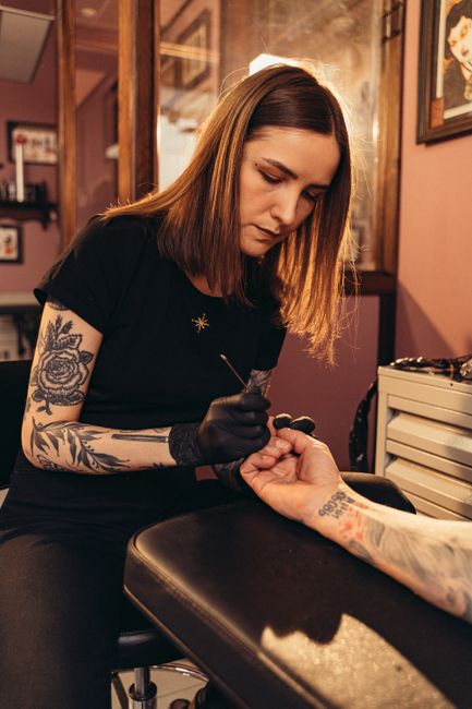Dante Ochoa tatuando en Blackline Studio